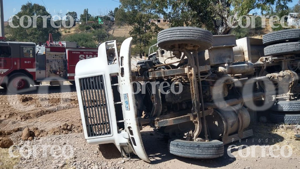 Volcadura de una tolva deja a persona lesionada y daños materiales