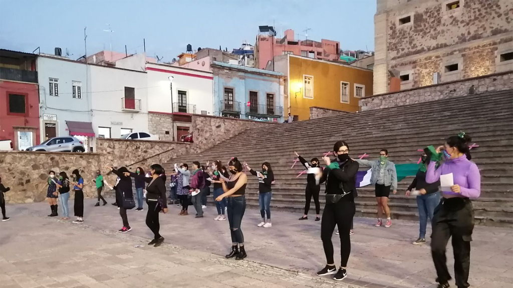 Feministas realizan performance para exigir un alto a la violencia de género