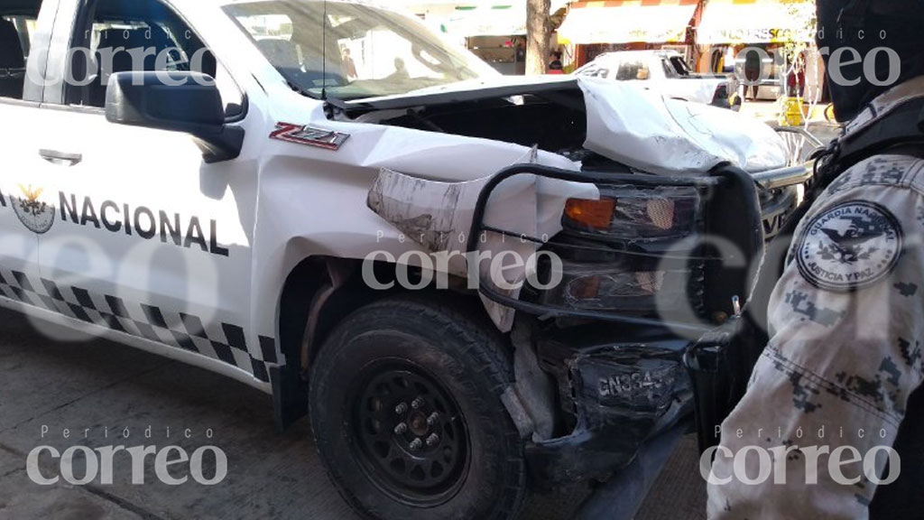 Falla mecánica en camioneta de Guardia Nacional provoca accidente automovilístico