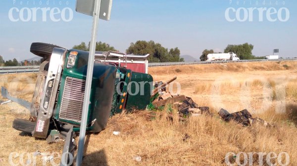 Caen limones en libramiento Norte tras volcar trailer