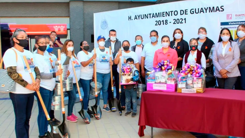 En Sonora, autoridades regalan palas para que familiares busquen a sus desaparecidos