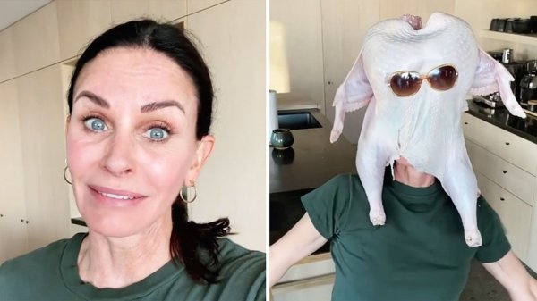 Courteney Cox recrea su famoso baile de ‘Friends’ con un pavo en la cabeza