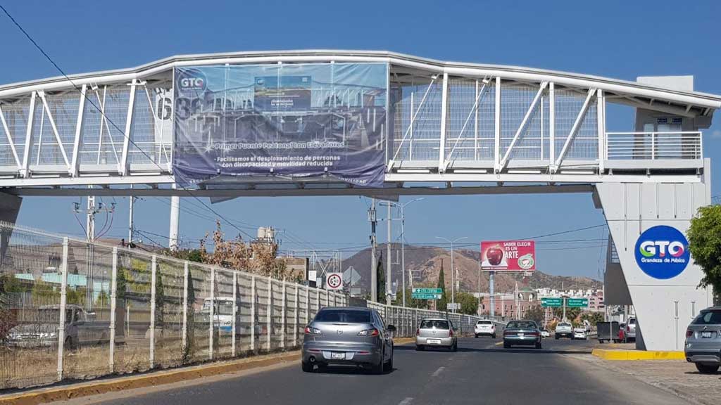 Vandalizan puente peatonal de la UDL a tan solo un mes de su inauguración