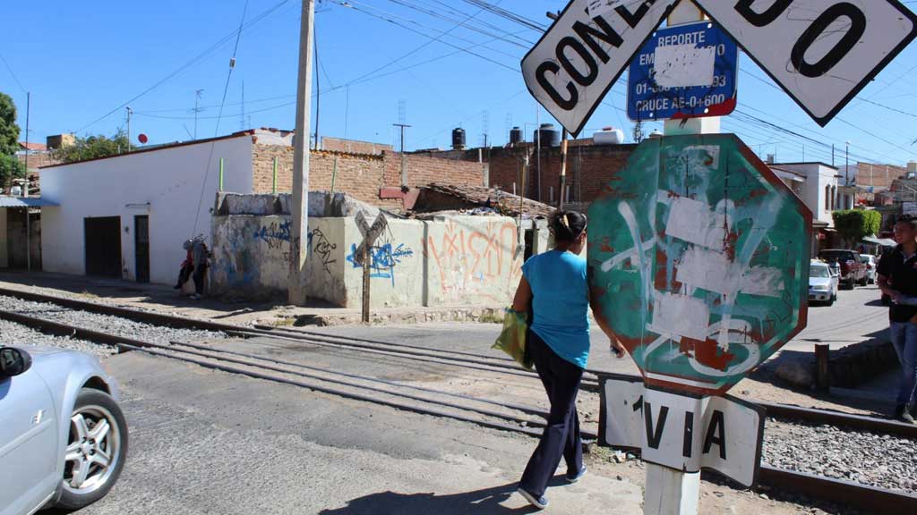 Anuncia Sinhue la construcción de puentes peatonales sobre la vía del tren en Silao