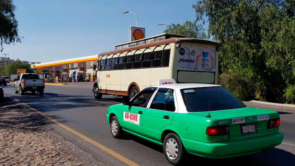 Hombre de 40 es detenido por golpear a una joven en un taxi