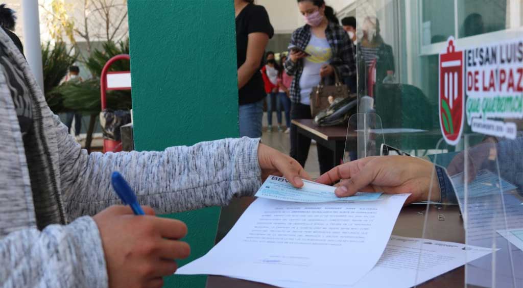 Con apoyo de migrantes dan estímulos a 128 estudiantes