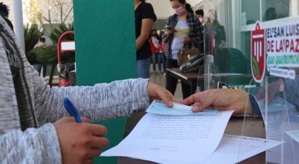 Con apoyo de migrantes dan estímulos a 128 estudiantes