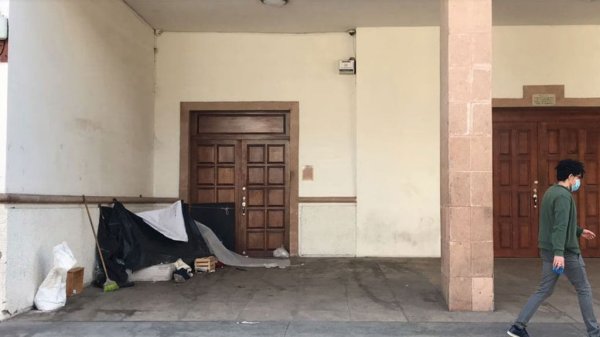 ‘Acampan’ indigentes en edificio abandonado de la Cruz Roja