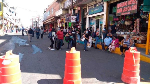 Reclaman locatarios por retiro de lonas de protesta