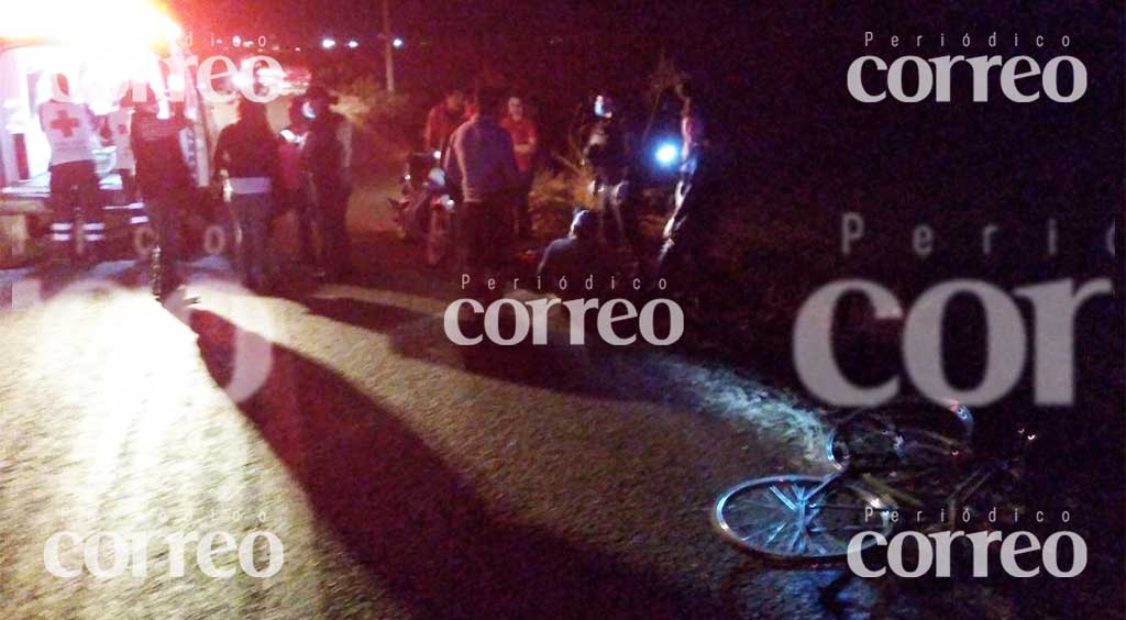 Por falta de luz, motociclista y ciclista terminan chocando