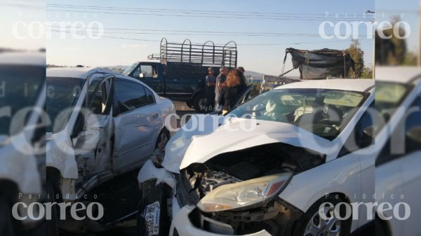 Resultan tres personas lesionadas tras accidente múltiple