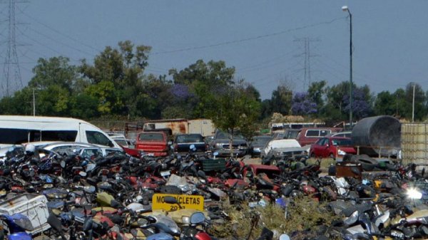 Recogen vehículos abandonados en la ciudad