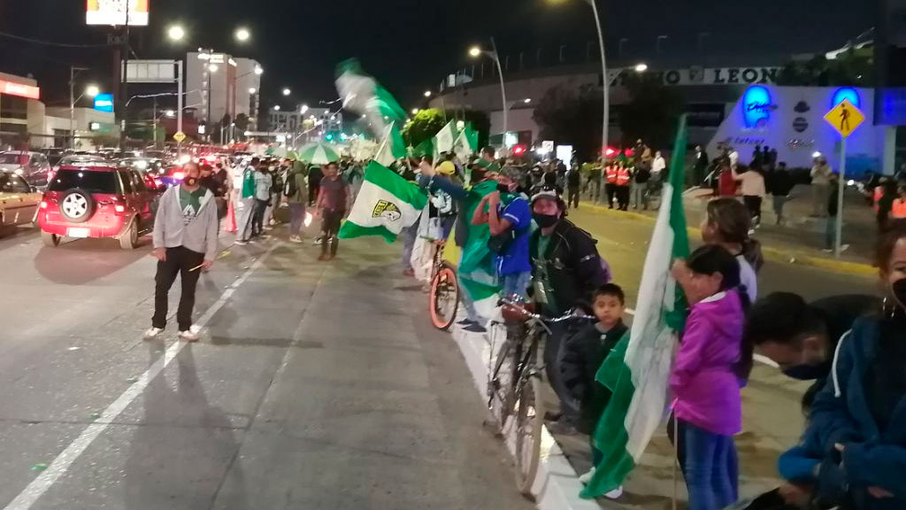 Fanáticos de ‘La Fiera’ ignoran pandemia y se reúnen afuera de estadio León