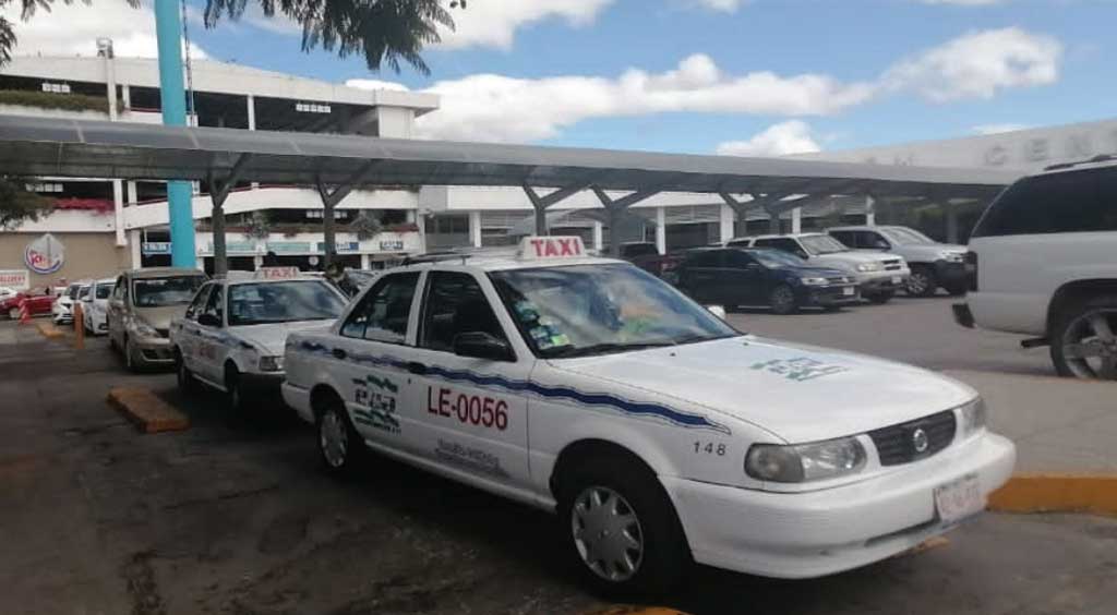 Persona muere al interior de un taxi rumbo al hospital