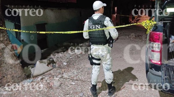 Encuentran a hombre asesinado a balazos en casa abandonada