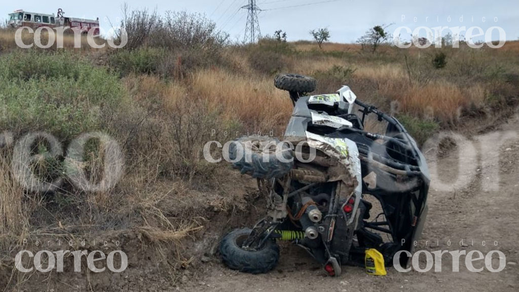 Vuelca vehículo todo terreno sobre camino a la presa La Purísima