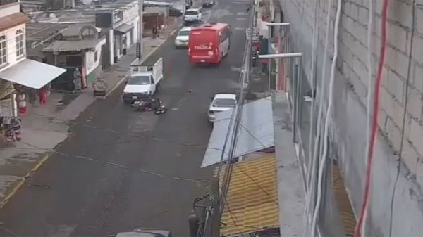 TRAGEDIA en Toluca: prenden fuego a dos camiones tras atropellar a jovencita