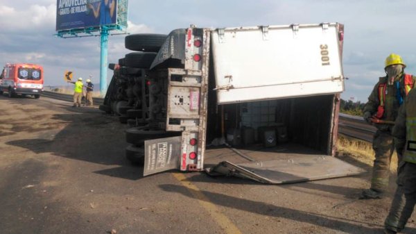 Trailer cargado con material corrosivo vuelca sobre carretera de Silao