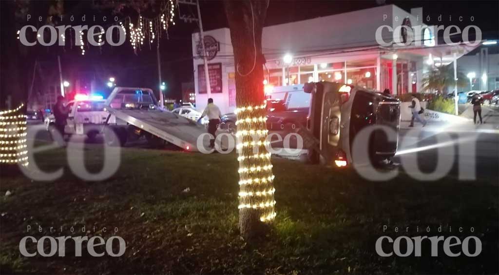 Se salva DE MILAGRO tras volcar su vehículo