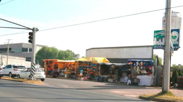 Instalan puestos navideños particulares tras clausura de Expo Navidad