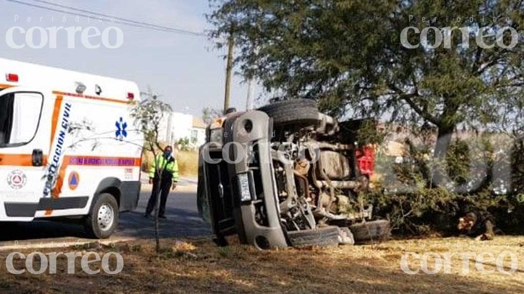 Volcadura en Irapuato deja a conductor lesionado