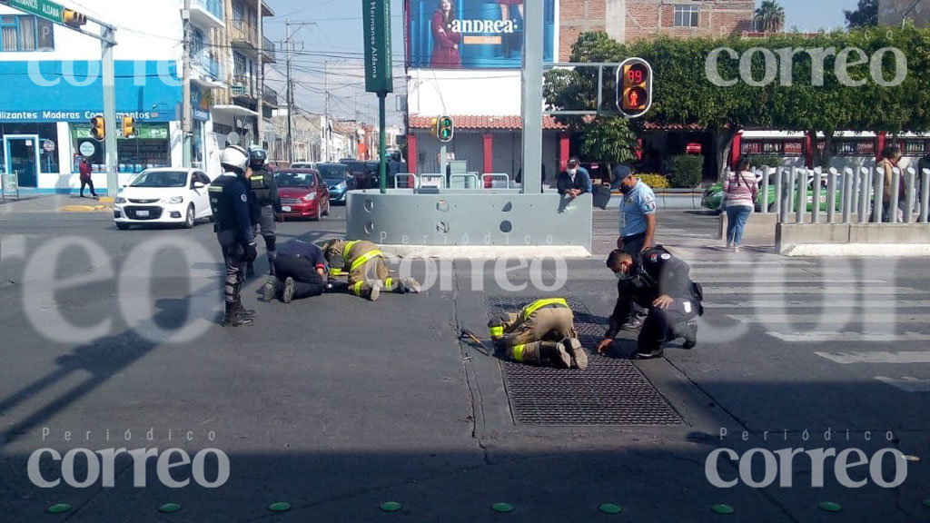 INCREÍBLE: Rescatan a hombre de alcantarilla ¡en pleno López Mateos!