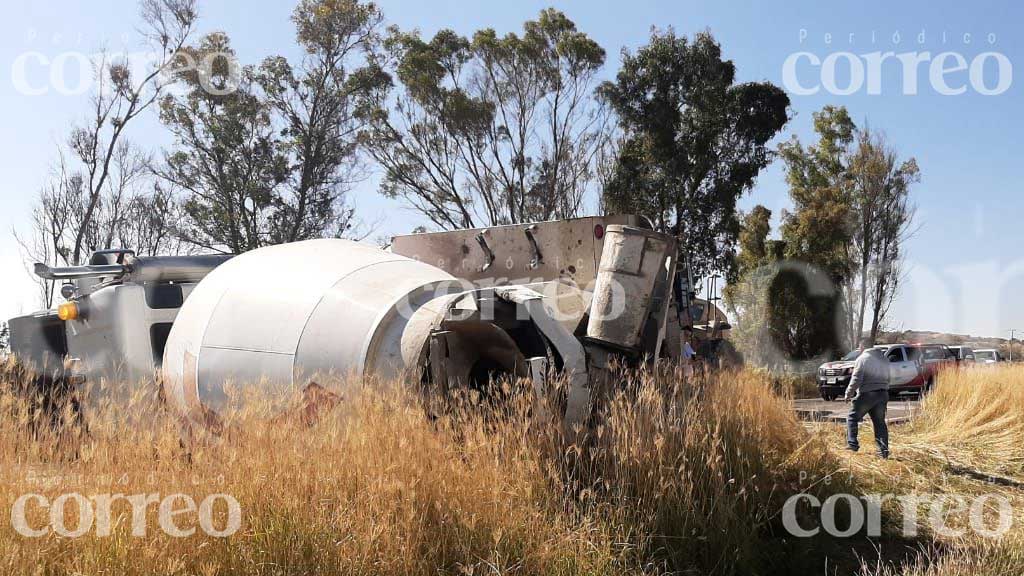 Volcadura en la Acámbaro-Jerécuaro provoca tráfico vehicular