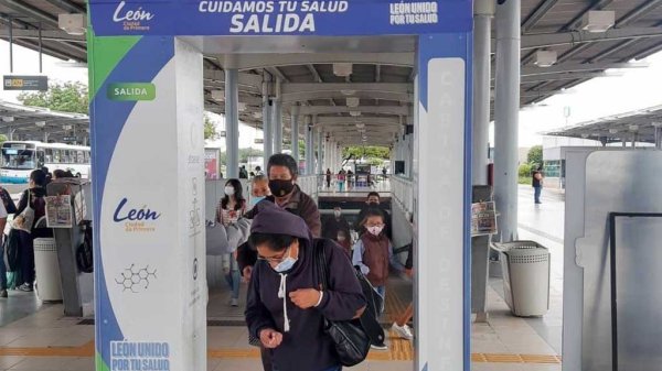 Leoneses continúan sin respetar el uso de cubrebocas en el transporte público