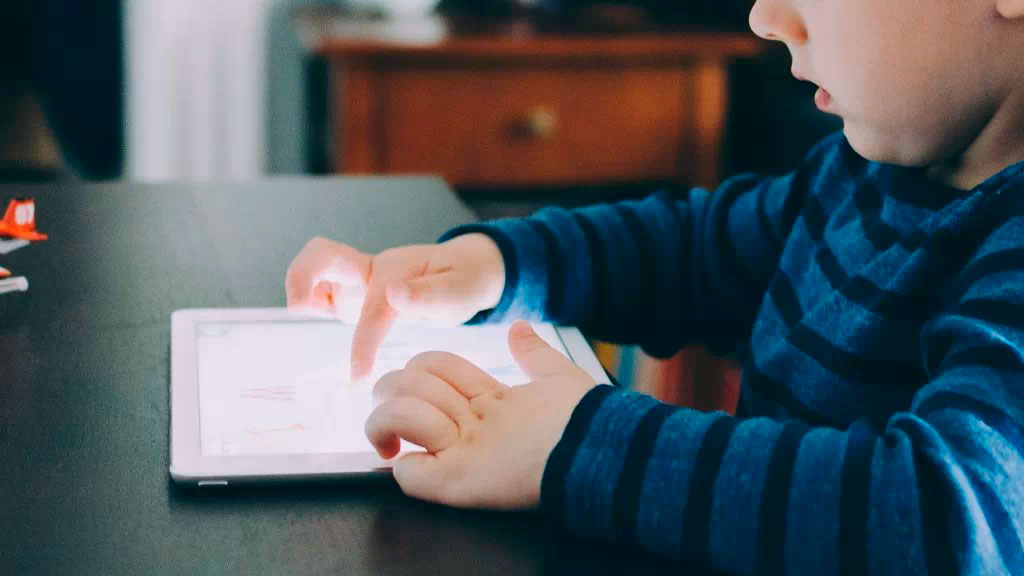 Mujer se enoja con su amiga porque no quiso regalarles una tablet a sus hijos