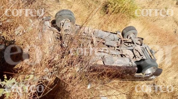 Volcadura en la Guanajuato-Juventino Rosas deja solo daños materiales