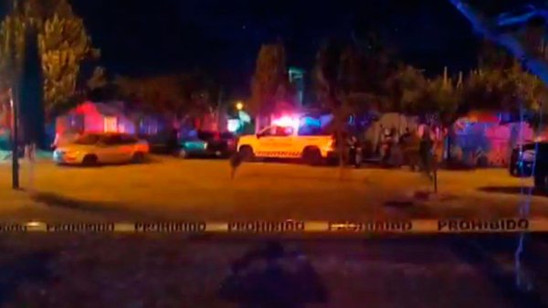 A balazos y con una bomba molotov atacan casa; dejan un muerto y una herida