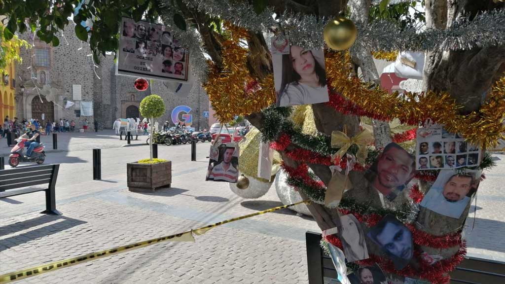 Colocan árbol de la vida en Salvatierra con fotografías de personas desaparecidas