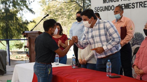 Entregan 461 becas a niños y jóvenes abasolenses