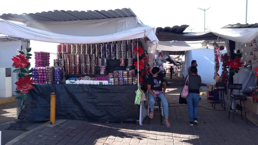 Vendedores navideños van por la mitad en la Plaza del Comercio