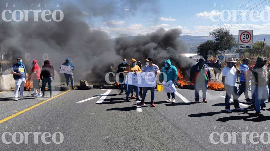 Habitantes incendian llantas en la Celaya-Querétaro para exigir seguridad