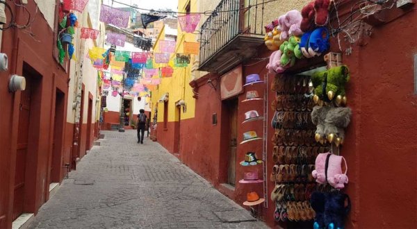 Denuncian comerciantes del Callejón del beso abandono por parte de las autoridades