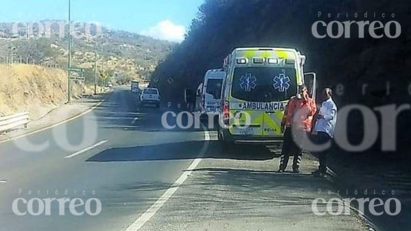 Invade carril y choca contra otro vehículo en el Chávez Morado