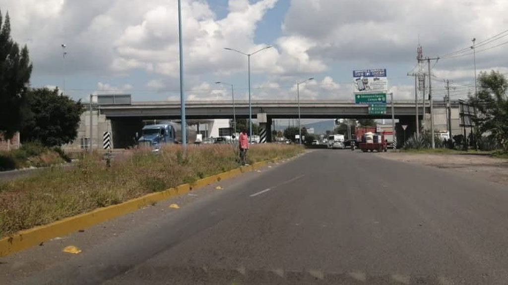 Exigen puente en Tierra y Libertad; se ‘juegan la vida’ en el cruce