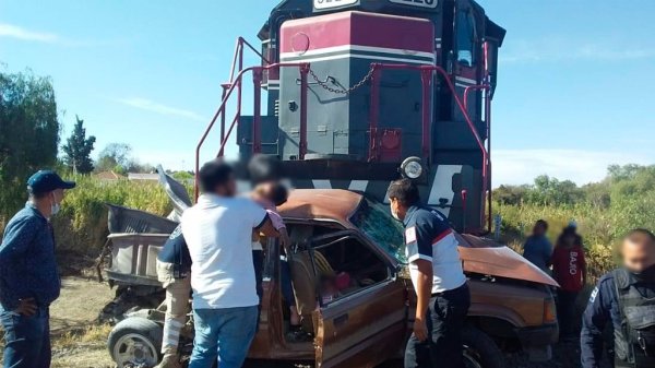 Tren ARRASTRA a familia; MUERE un niño, una bebé y su abuelita