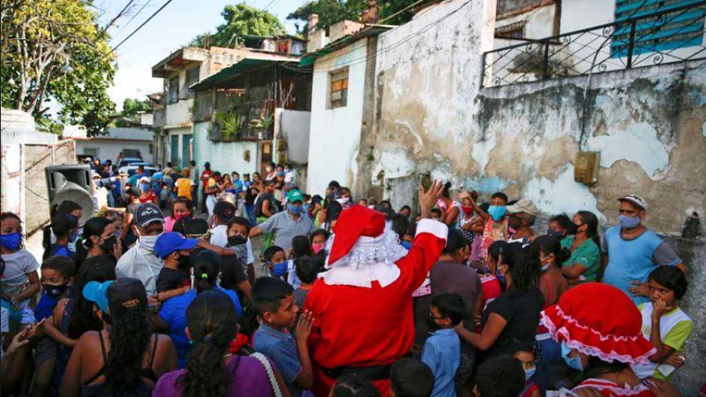 Santa Claus llega a Venezuela, reparte desde pan hasta ropa a niños