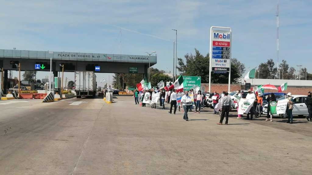 Integrantes de FRENAAA se manifestaron en la caseta de cobro Salamanca-Irapuato