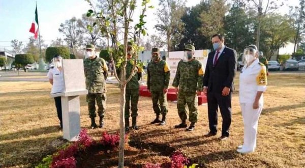 Rinden homenaje a personal médico por su trabajo en la pandemia