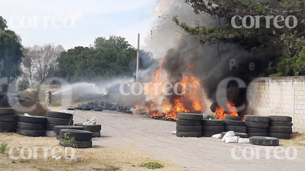 Se incendia almacén de llantas junto a Comude Acámbaro