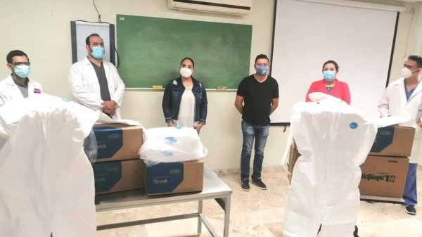 Entrega regidora 200 uniformes de seguridad al personal del área Covid de Valle De Santiago