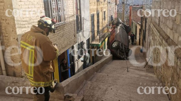 Ni ‘rápidos ni furiosos’: sorprende extraña volcadura a vecinos de La Venada