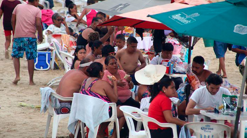 FOTOS. ¿En Acapulco no hay pandemia? Abarrotan playas en plena saturación de hospitales