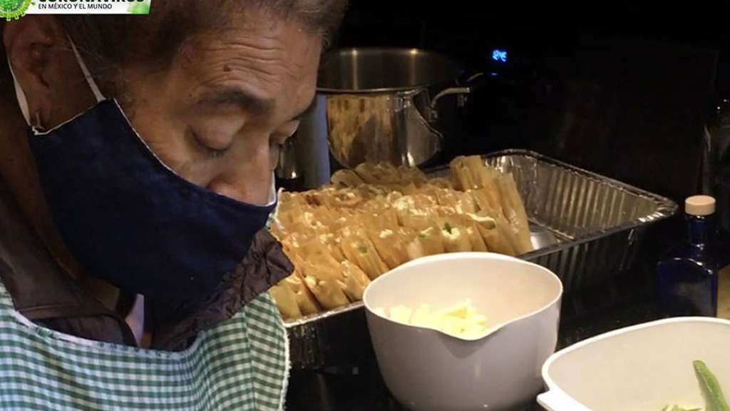 Abuelita cocinó y regaló 800 tamales a personal médico que la salvó del COVID-19