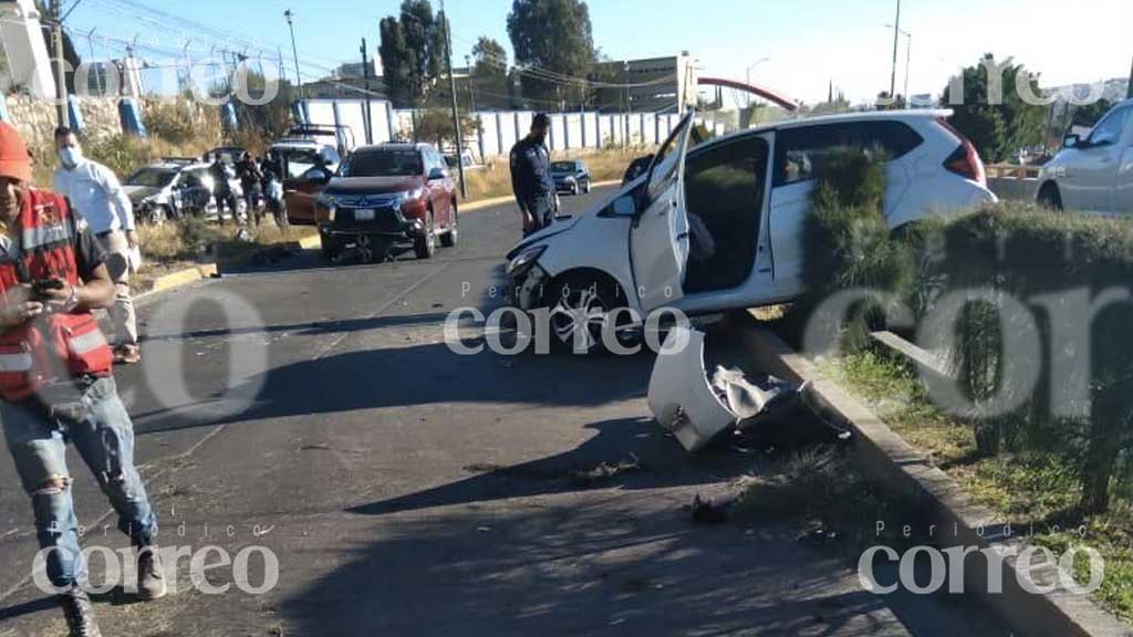 Aparatoso choque entre una patrulla y un carro particular deja a tres lesionadas