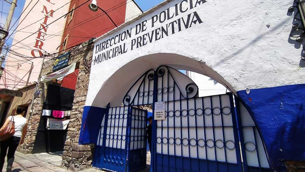 La detienen por querer ‘agarrar a palazos’ a su marido y su cuñado