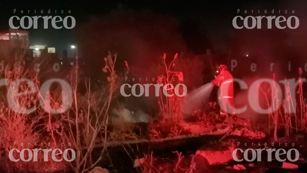 Incendio alcanza alcantarilla y causa temor entre vecinos